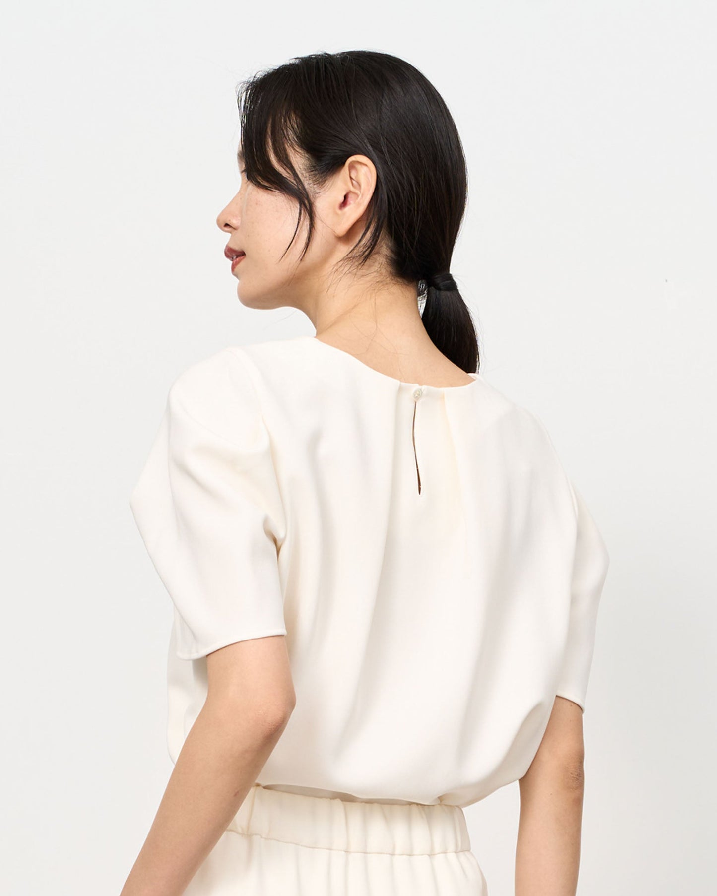 肩タックブラウス
